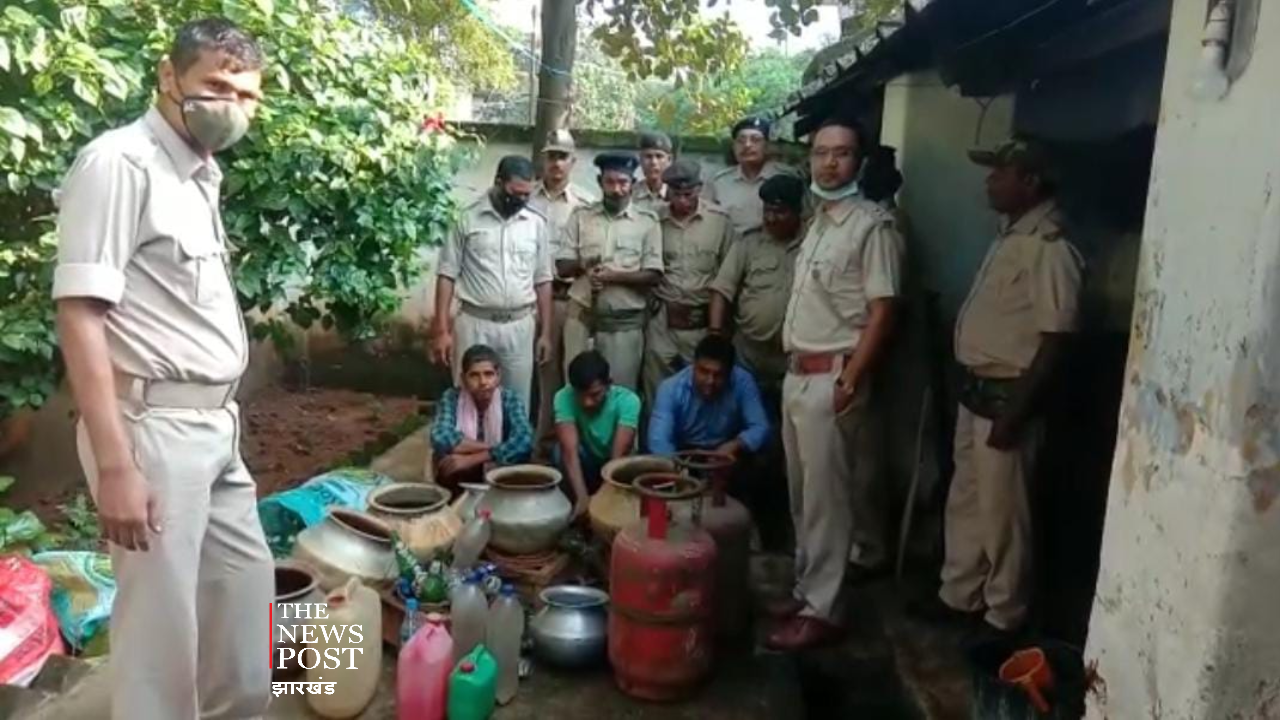 70 लीटर महुआ शराब,  800 किलोग्राम जावा के साथ तीन गिरफ्तार