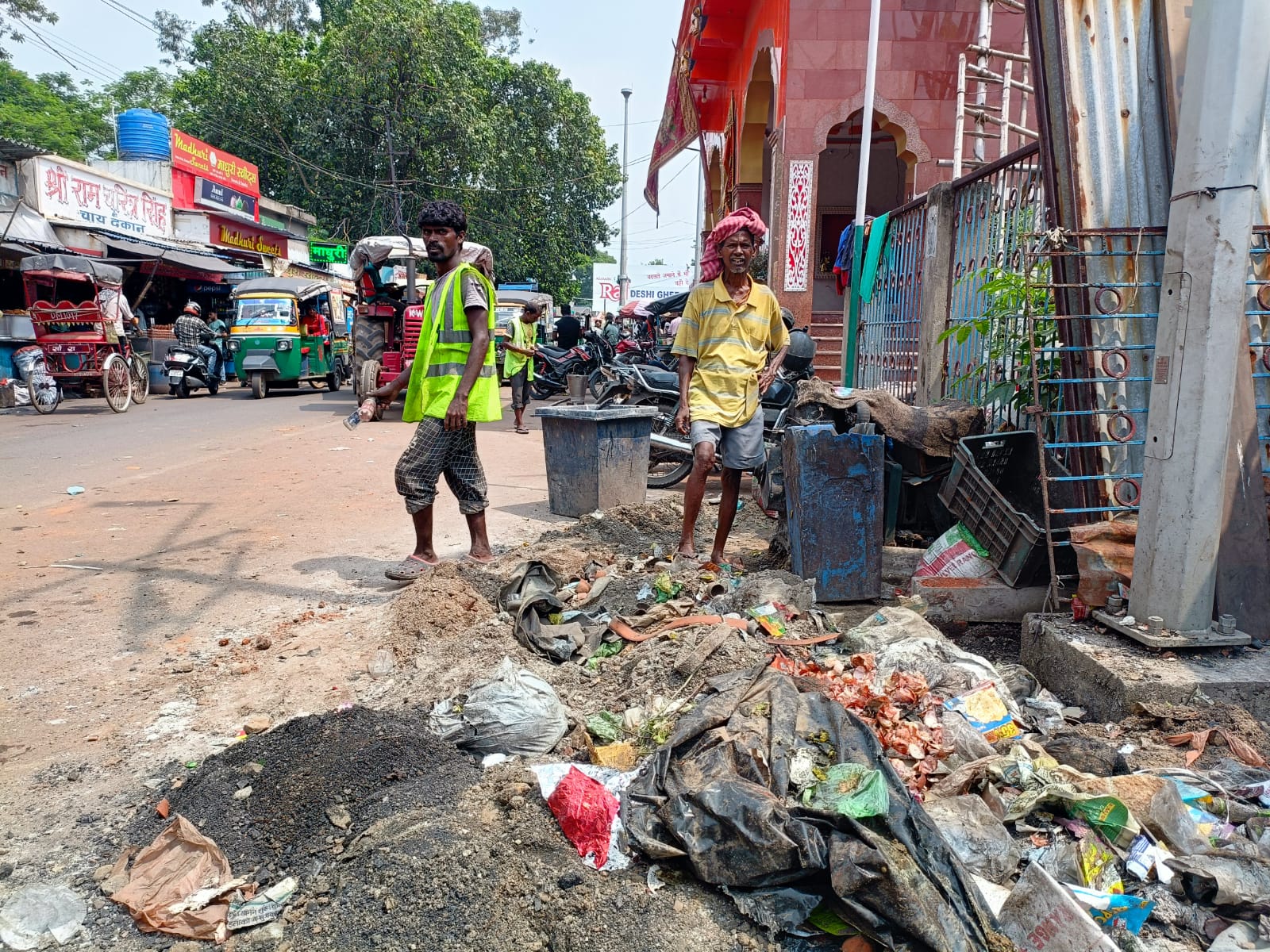 धनबाद निगम ने शुरू किया स्टेशन रोड का सफाई कार्य, जानें क्यों था सात दिनों से बंद