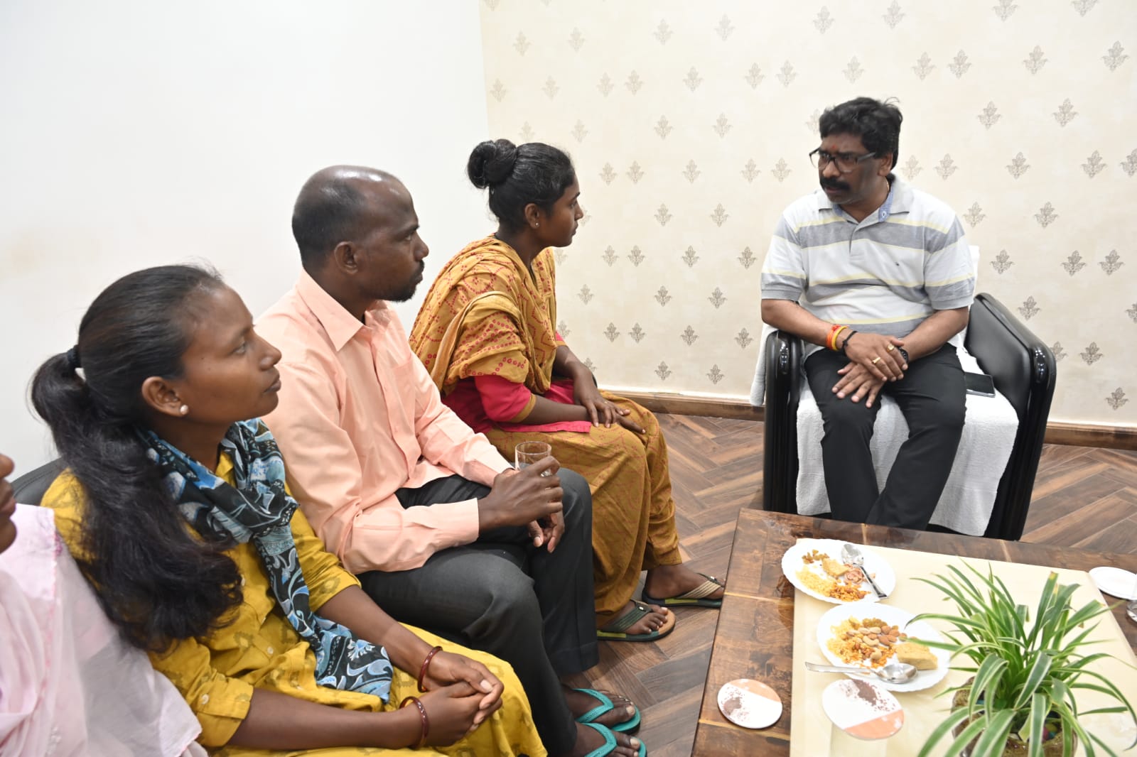 रांची स्मार्ट सिटी के विस्थापितों ने मुख्यमंत्री से की मुलाक़ात,  जानिये हेमंत सोरेन ने क्या कहा