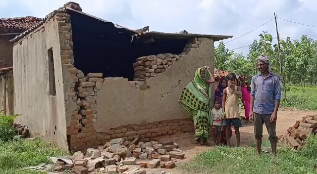 CHATRA: घर छोड़ सरकारी स्कूल भवन में शरण लेने पर क्यों मजबूर हुए ग्रामीण, जानिये इसका कारण