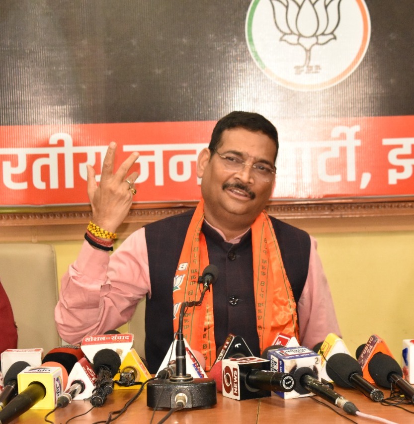 लव जिहादियों के पीछे बांग्लादेशी कनेक्शन्स, सरकार तुष्टिकरण कर रही - दीपक प्रकाश