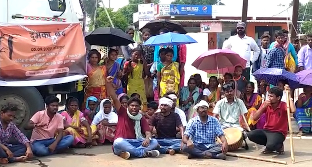 दुष्कर्म कर आदिवासी नाबालिग की हत्या के विरुद्ध उबला दुमका, शहर बंद