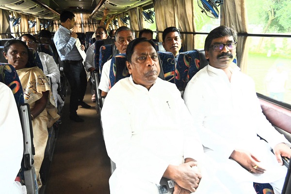 झारखंड विधानसभा सत्र : दो बसों में सवार होकर पहुंचे यूपीए विधायक, सभी ने साधी चुप्पी