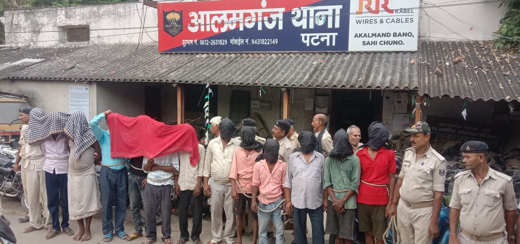 पटना में देसी व विदेशी शराब के साथ 18 लोग गिरफ्तार