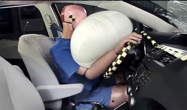 कार की सीट बेल्ट और एयरबैग का क्या है कनेक्शन, जानिए एक्सिडेंट के दौरान कैसे करता है काम