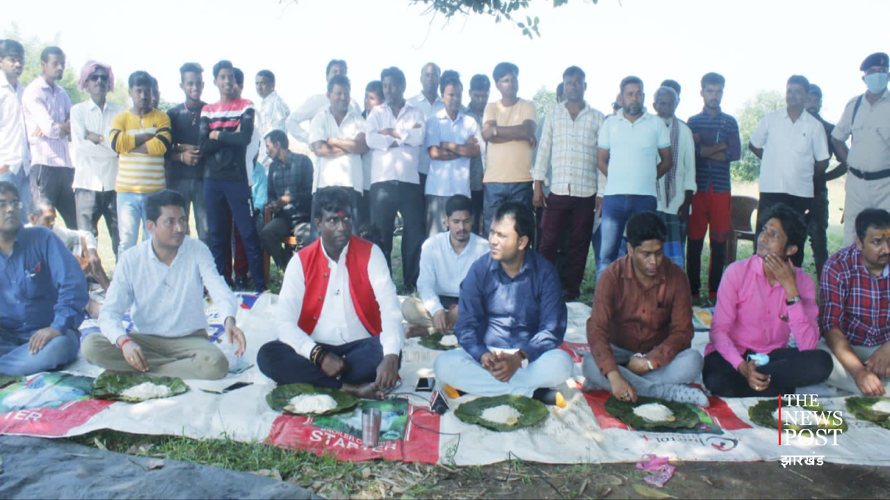 ग्रामीणों के साथ पत्तल-दोना में जलपान कर डीसी ने किया एलान, थर्मोकोल मुक्त होगा मंदिर प्रांगण