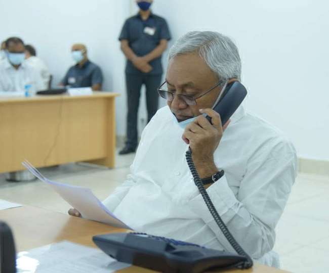 जनता दरबार में मुख्यमंत्री के सामने रोने लगी महिला, पढिए नीतीश कुमार ने क्या किया