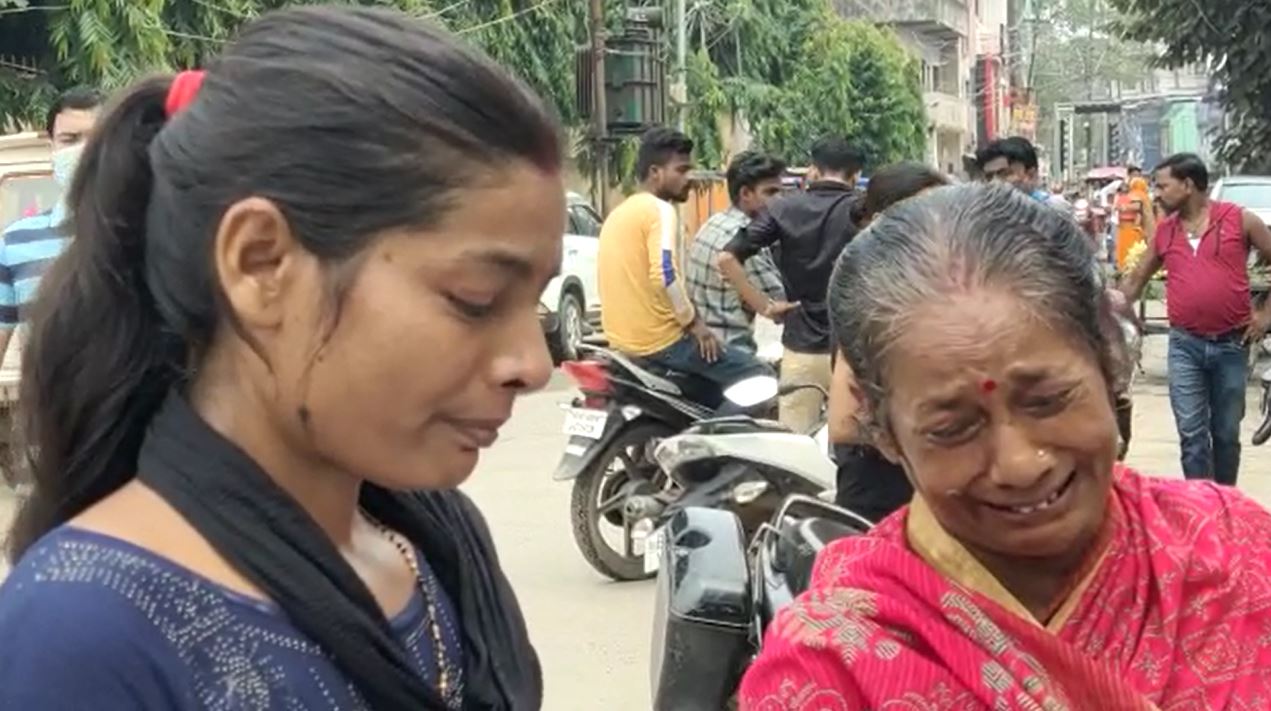 बेटे की खोज में दर-दर भटक रही बूढ़ी मां, सगे चाचा पर लगाया अपहरण का आरोप