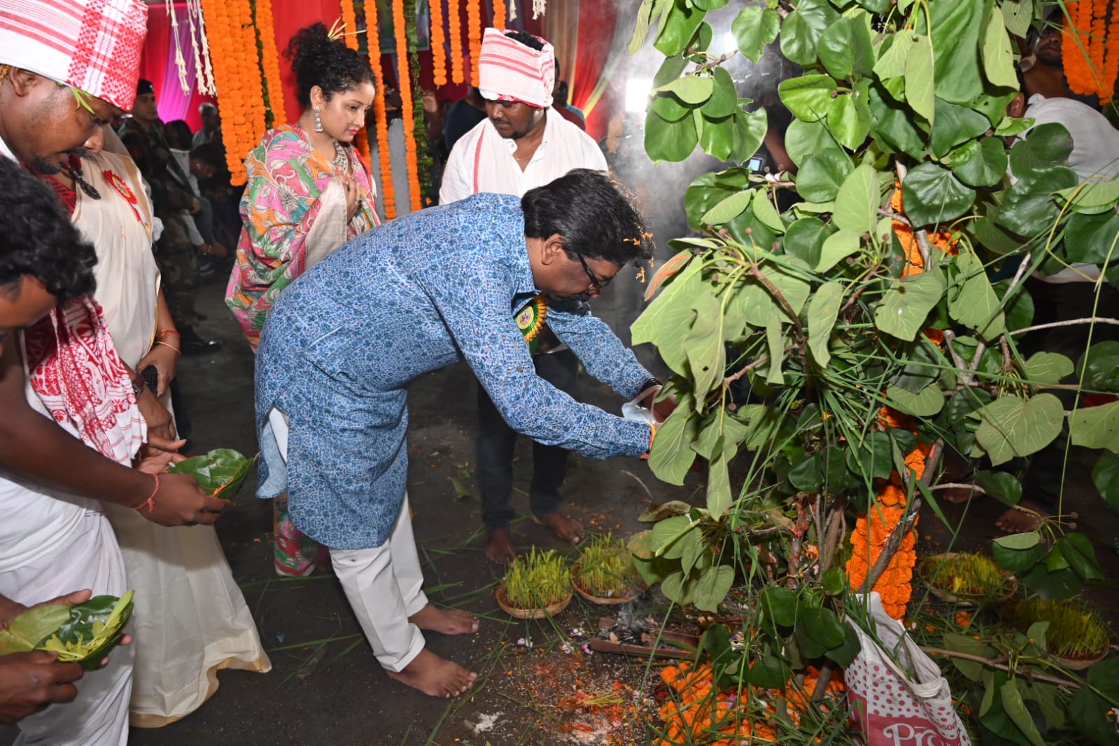  करम पूजा महोत्सव में शामिल हुए सीएम हेमंत सोरेन, मांदर बजाते हुए जमकर थिरके