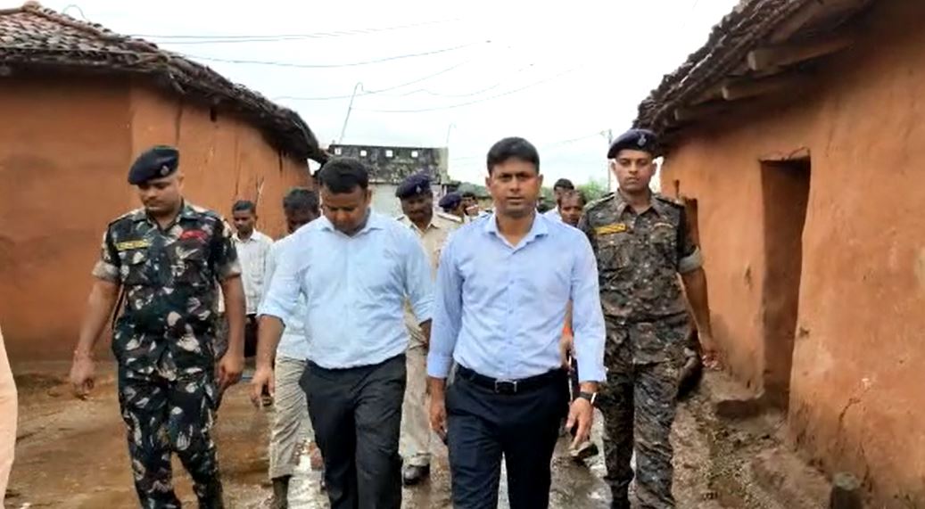 फिर अनोखे अंदाज में दिखे रोहतास डीएम धर्मेन्द्र कुमार,  जानिये जब एक गांव के स्कूल पहुंचे तो क्या हुआ