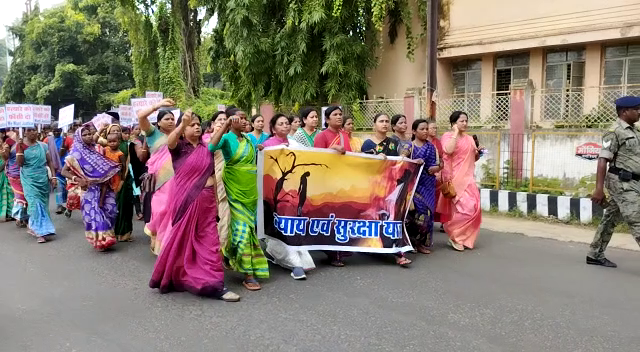 दुमका की सड़कों पर उतरीं लुईस मरांडी, झारखंड की बेटियों के लिए मांगा इंसाफ