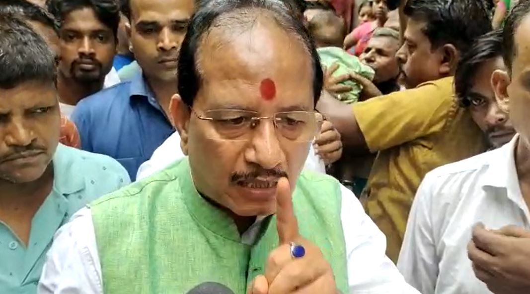 पटना डबल मर्डर: मृतक के परिजन से मिले विजय सिन्हा, कहा बिहार में वापस लौटा जंगल राज