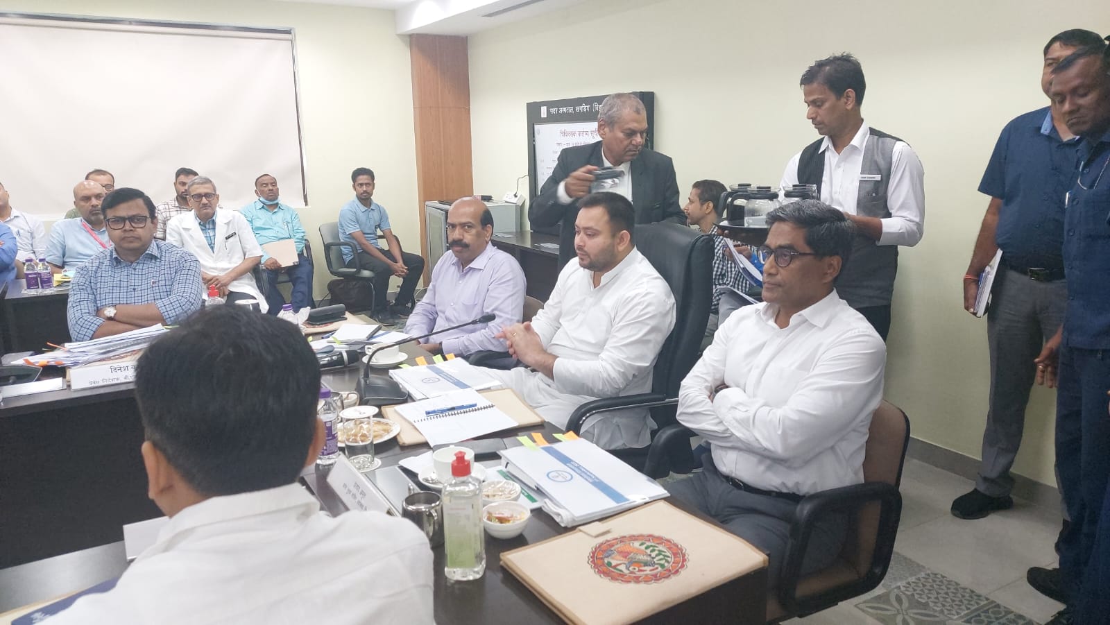 रात अस्पतालों का दौरा, दिन में स्वास्थ्य विभाग की बैठक के बाद क्या बोले तेजस्वी यादव- जानिये