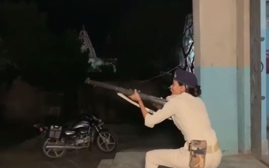 आधी रात को थाना में SP पर महिला सिपाही ने तान दी बंदूक़, जानिये क्या है पूरा मामला