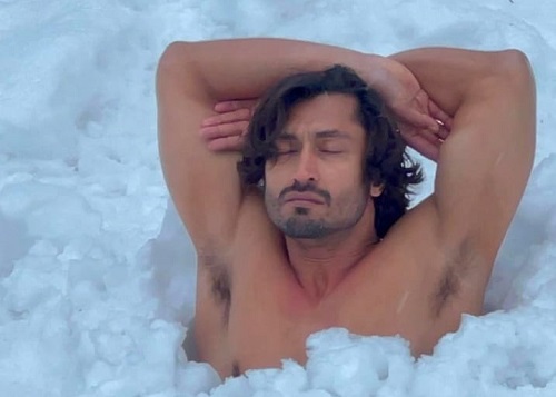 शर्टलेस होकर बर्फ के अंदर विद्युत जामवाल ने किया योगा, तस्वीरें देख फैंस का बढ़ा पारा