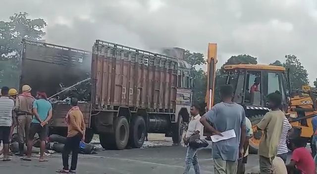 NH33 पर चलती ट्रक में लगी आग, लाखों रुपए का हुआ नुकसान