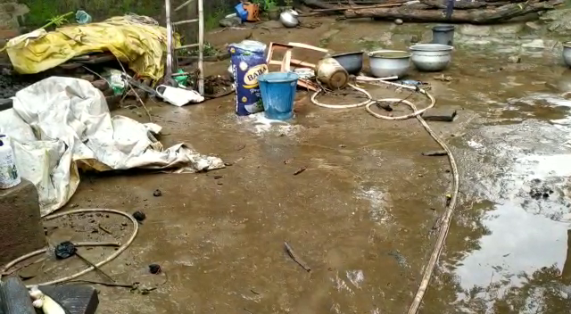 बोकारो:  रात भर होती रही बारिश और भीगते रहे ग्रामीणों के घर में रखे अनाज