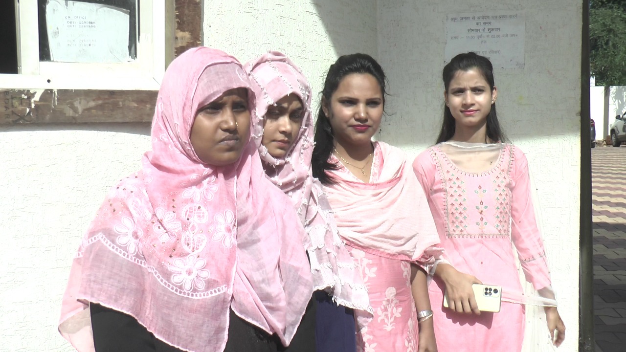 होम साइंस से B.ED, M.ED कर चुकीं लड़कियां जब पहुंची सीएम आवास, जानिये क्या कहा