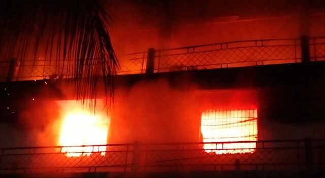 आग लगने से 300 से अधिक नई बाइक जलकर राख,  एक वृद्ध महिला की मौत