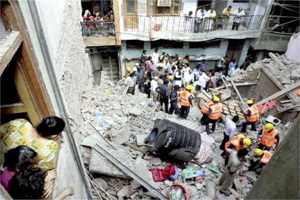 दिल्ली के आजाद मार्केट में निर्माणाधीन बिल्डिंग गिरा, तीन की मौत, कई मजदूर मलबे में दबे