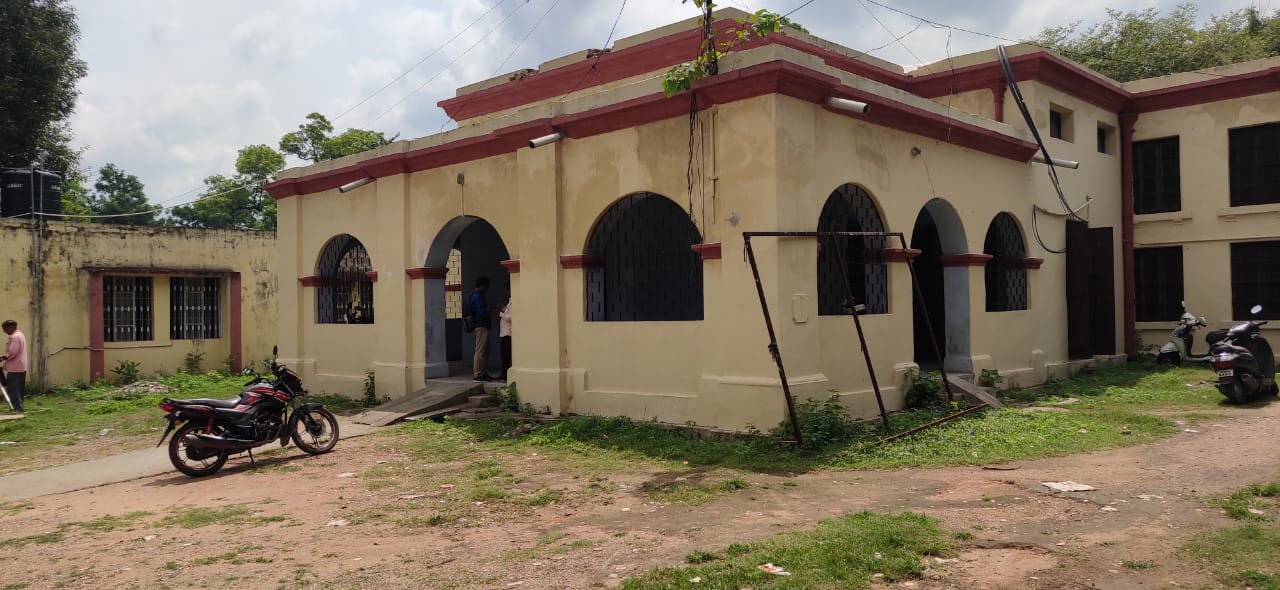 अभिलेखागार कार्यालय में दलालों का दबदबा, परेशान हैं महिला कर्मी