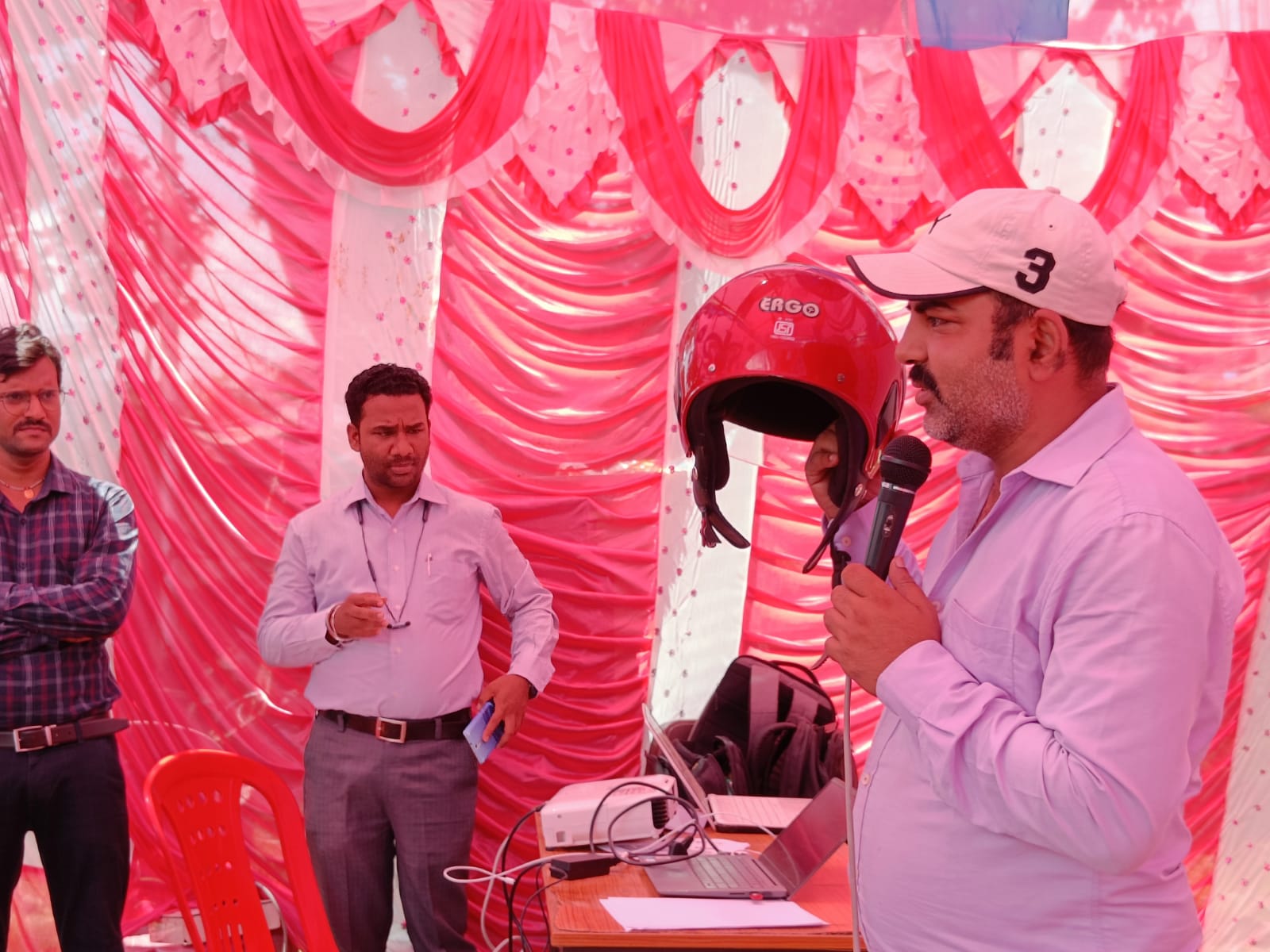 गुमला : लगातार हो रही सड़क दुर्घटना को लेकर जिला प्रशासन गंभीर, किया जागरूकता कार्यक्रम का आयोजन