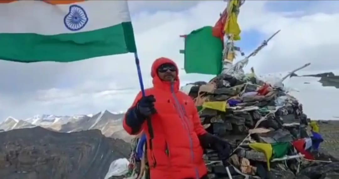 आजादी का अमृत महोत्सव : सीसीएल के दो कर्मी ने 19 ,600 फ़ीट पर लहराया तिरंगा