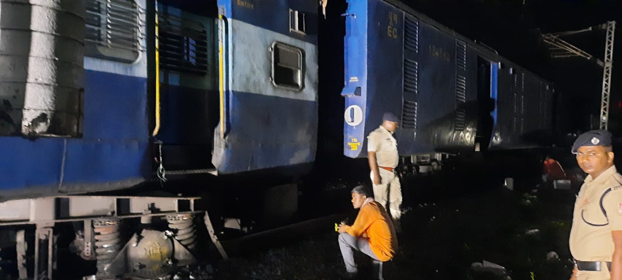 गझंडी के पास मालगाड़ी की पहली बोगी हुई बेपटरी, स्थल पर पहुंचे रेल अधिकारी, इंटरसिटी  हुई प्रभावित    