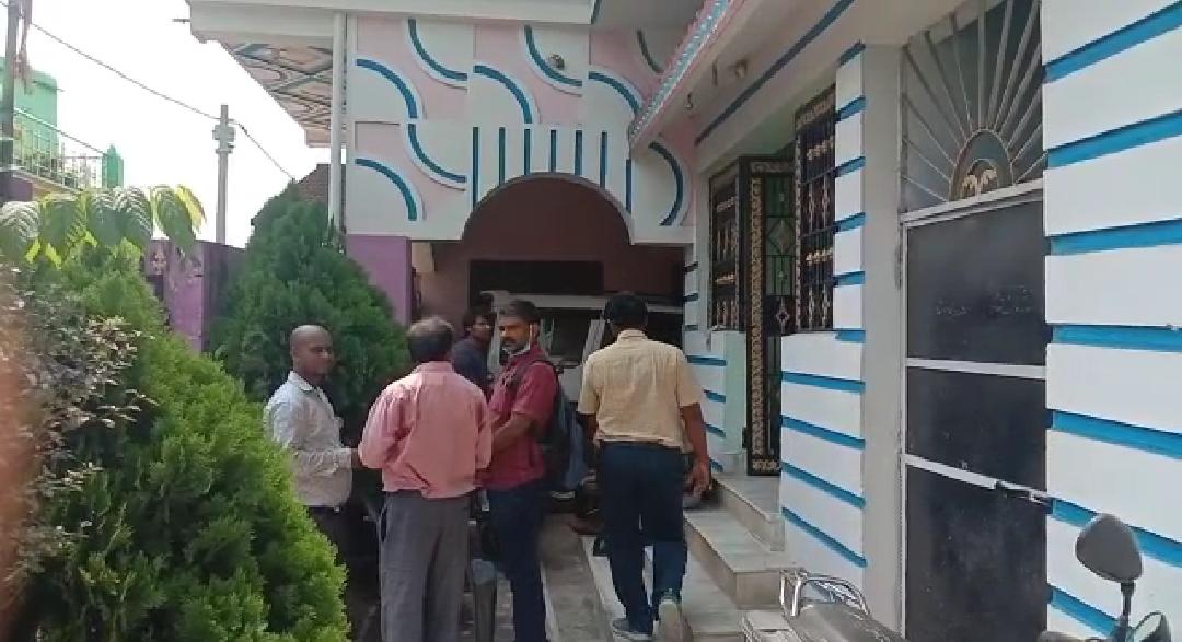 वाइफ को कहा सॉरी, बच्चों को दिया आशीष, एटीएम-मोबाइल का पासवर्ड बता कर फंदे पर लटक गए इंजीनियर