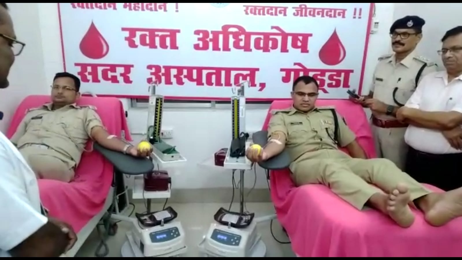 खाकीधारी बने रक्तवीर, सदर अस्पताल में SP समेत दर्जनों पुलिस कर्मियों ने किया रक्तदान .