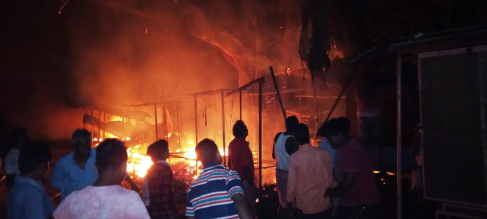 त्रिकुट पर्वत रोपवे के आसपास दुकानों में लगी भीषण आग, 8 से 10 दुकानें जलकर राख 