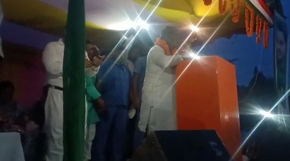 नक्सल प्रभावित क्षेत्र में बिहार के तीन मंत्रियों को मोबाइल की रोशनी में करनी पड़ी सभा, जानिये इसकी वजह