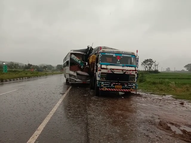 खड़ी ट्रेलर को बस ने मारी टक्कर, 3 की मौत, 35 लोग घायल