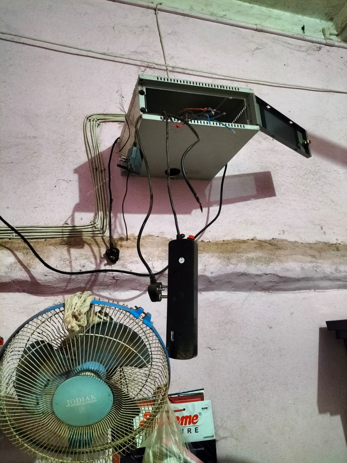 सारठ:  फर्नीचर शॉप में देर रात डकैती,आभूषण और नगदी की लूट