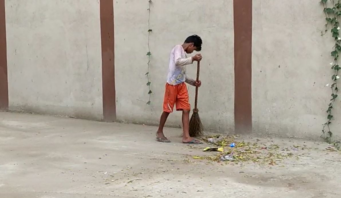 बिहार में पुलिस ही बाल श्रम कानून की उड़ा रही धज्जियां, जानिए क्यों कलम की जगह पकड़ा झाडू़