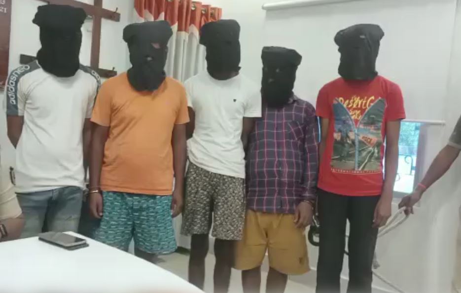 सीतामढ़ी में मुंगेर के हथियार सप्लायर सहित पांच गिरफ्तार, 5 पिस्टल के साथ कई सामान बरामद 