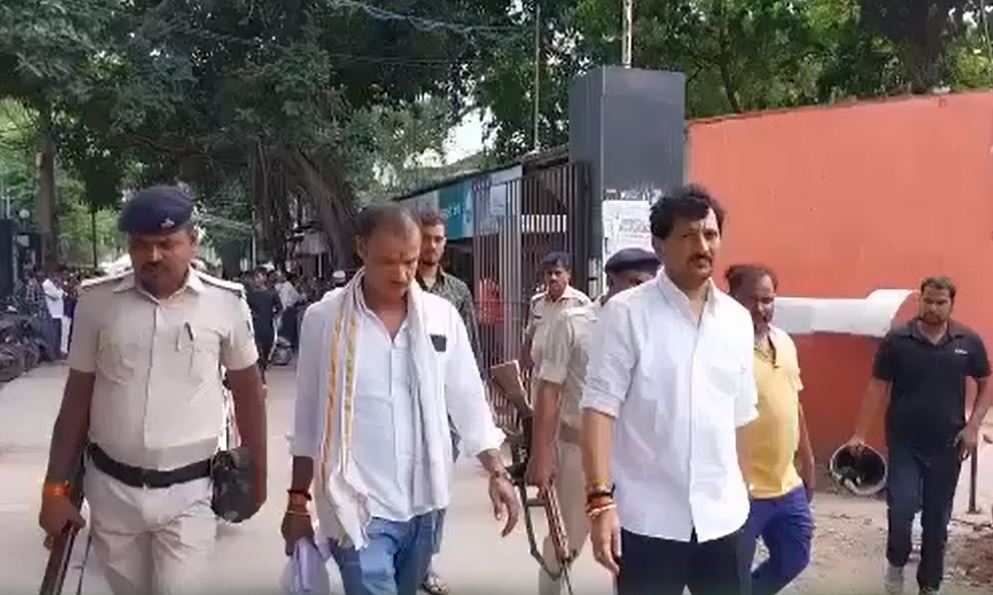 पेशी के लिए पहुंचे राजू सिंह ने पूर्व कानून मंत्री कार्तिकेय सिंह के खिलाफ दिया बड़ा बयान, जानिए क्या कहा 