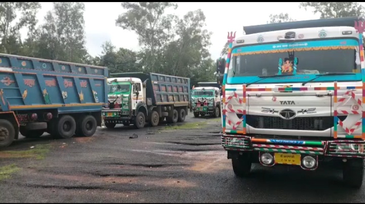 दुमका: अवैध खनन और तस्करी का गोरख धंधा फिर से शुरू, 11 वाहन जब्त, 5 हाइवा एक पूर्व विधायक के