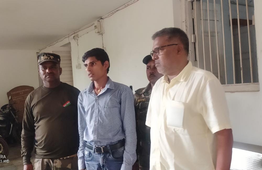 पलामू: एसीबी ने राजस्व कर्मचारी को 10 हजार घूस लेते किया गिरफ्तार