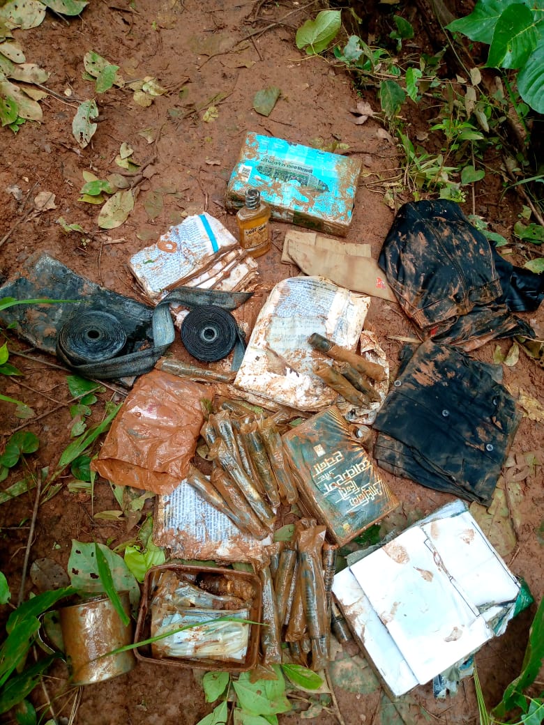 सर्च ऑपरेशन के दौरान जमीन में गड़ा मिला नक्‍सलियों का बॉक्‍स, जानिए क्या था सामान 