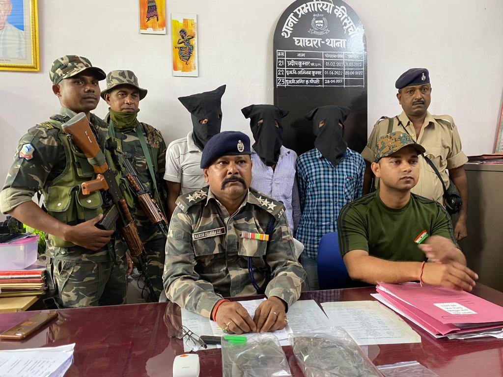 देसी लोडेड कट्टा के साथ तीन गिरफ्तार, भेजे गए जेल 