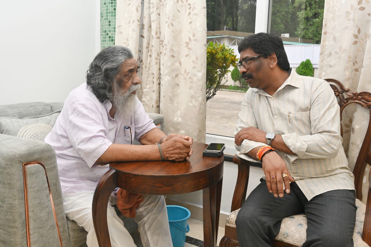 दिशोम गुरु से मिले हेमंत, जानिये क्या हुई राजनीतिक मंत्रणा