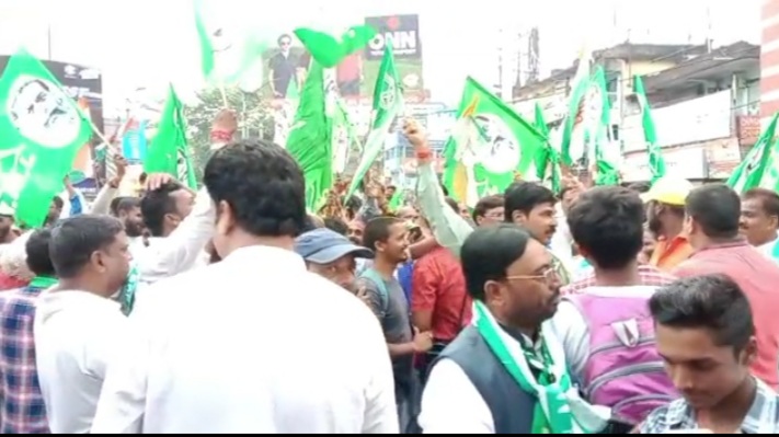 1932 खातियान और ओबीसी आरक्षण पास होने पर बाबानगरी में राजद कार्यकर्ताओं ने मनायी होली-दिपावली