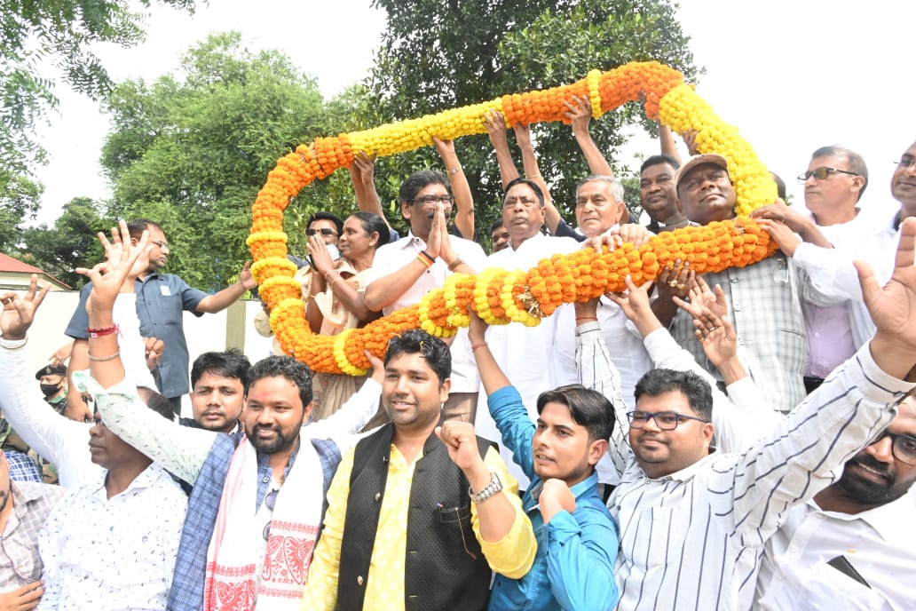 नई-नई बहाली से खुश शिक्षकों की टोली पहुंची सीएम आवास, जानिये हेमंत सोरेन क्या बोले