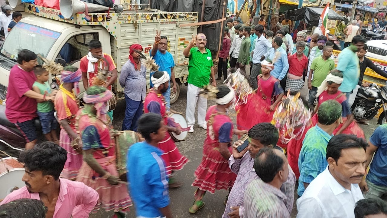 दुमका : ओबीसी आरक्षण और 1932 खातियान पास होने पर मांदर और डीजे की धून पर जमकर थिरके  यूपीए कार्यकर्ता