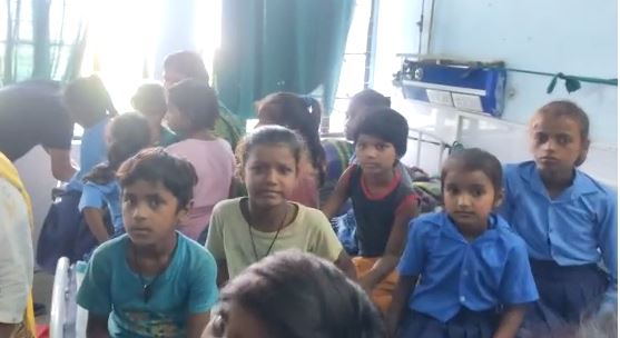 मध्याह्न भोजन में छिपकली, सौ से ज्यादा बच्चे बीमार  