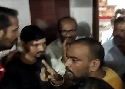 जमशेदपुर: शराब दुकान के कर्मचारियों ने जमकर किया हंगामा, जानिये इसकी वजह