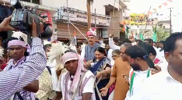 रांची की सड़कों पर कांग्रेस अध्यक्ष राजेश ठाकुर नाचते-झूमते दिखे, जानिये कारण क्या बताया