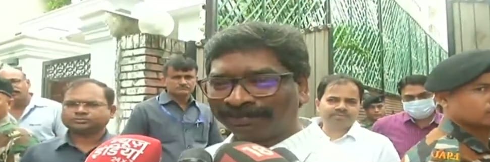 CM हेमंत पहुंचे ECI कार्यालय, राजभवन भेजी रिपोर्ट की कॉपी मांग दी