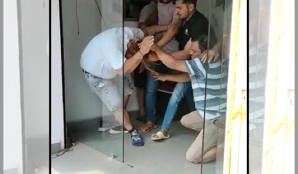 सिम के दाम को लेकर हुआ विवाद, दुकानदार ने ग्राहक की कर दी सरेआम पिटाई
